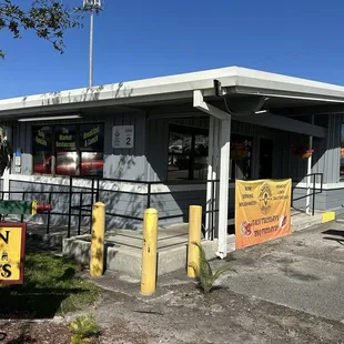 Farm to table, fresh locally sourced breakfast, lunch &amp; dinner. Outdoor seating available.