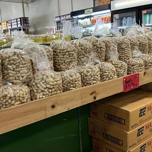 Raw peanuts