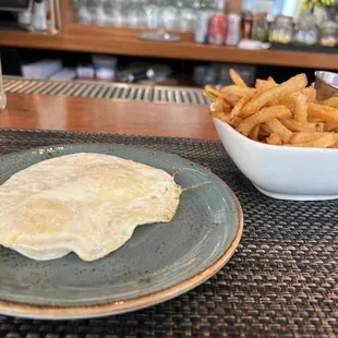 Eggs and fries !