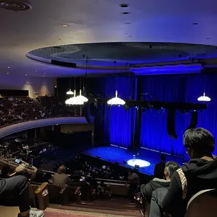 Stage pre-Ronny Chieng