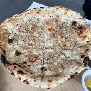 Clam and garlic butter pizza - garlic, shallot, mozzarella, clams, grana, garlic butter, bread crumbs, aleppo