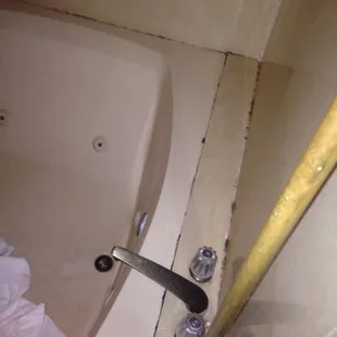 Disgusting tub!!