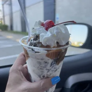 Salted caramel pretzels sundae with peanut butter Oreo, custard!