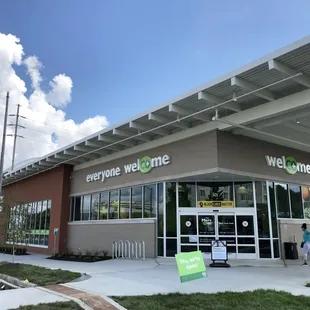 the front of a walgree store