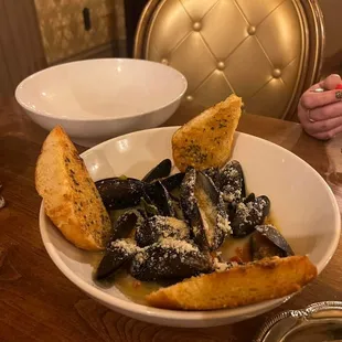 Mussels with Garlic Toast Points
