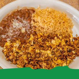 Huevos con chorizo, arroz y frijoles