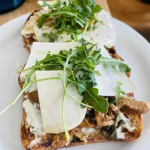 Toast with wild mushrooms and arugula