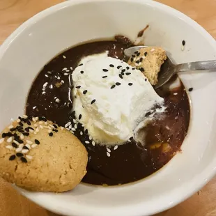 Chocolate pudding and shortbread cookies