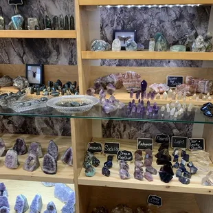 Various raw and tumbled larger pieces and some mini towers