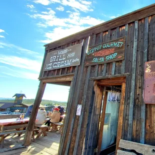 the outside of the restaurant