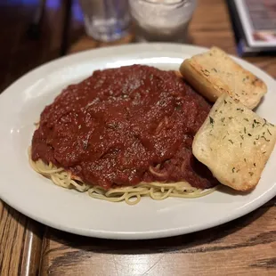 Spaghetti with marinara and garlic bread
