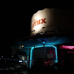 the outside of a restaurant at night