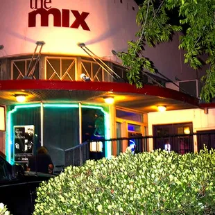 the front of the restaurant at night