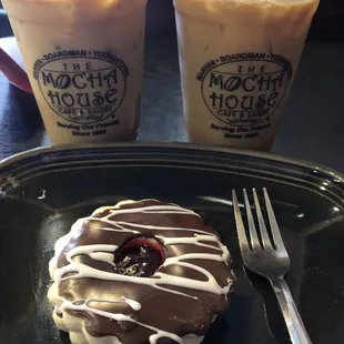 Linzer tart and iced lattes