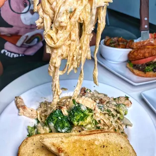 Chick&apos;n Fettuccine Alfredo