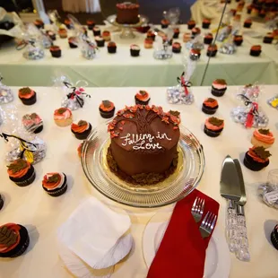 Our wedding cake and cupcakes!