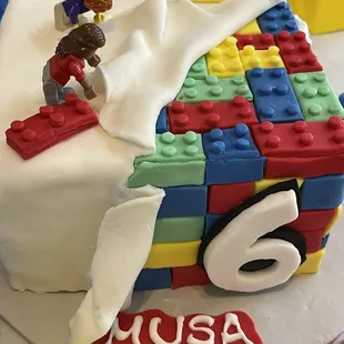 Very nicely done Lego Cake.