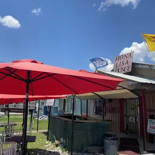 the outside of the restaurant