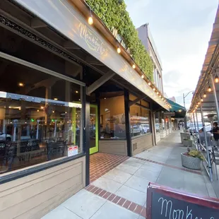 the outside of a restaurant