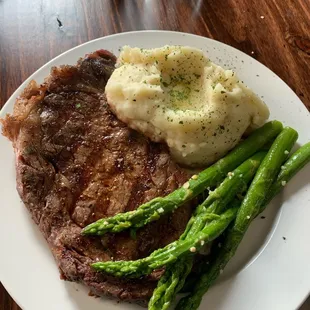 steak, mashed potatoes and asparagus