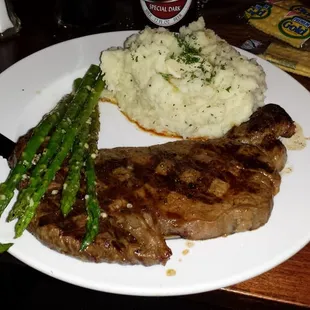 Great steak and the best cheese cake ever. Had St. Pauli Girl Dark with dinner. Excellent.