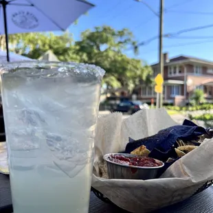 a glass of lemonade and chips