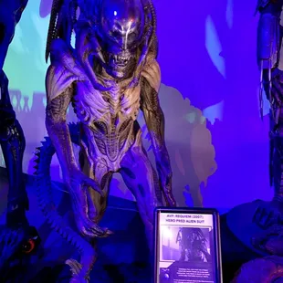 01.14.23 Alien vs Predator: Requiem (2007) hero Predator Alien suit