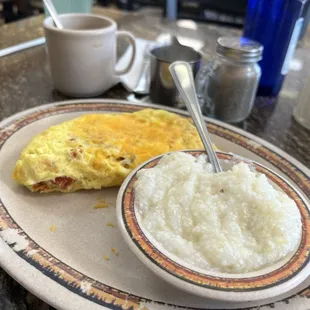 Omelet and grits