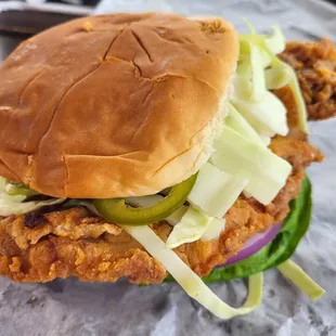 Breaded tenderloin - Mug style (pickled jalapeños and cabbage)