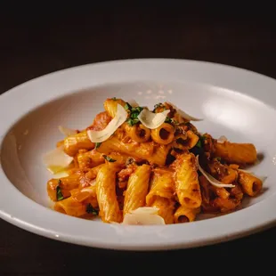 a plate of pasta with meat