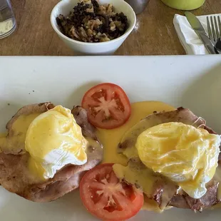 Eggs Benedict with home fries (get the tots instead)