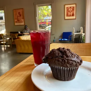 Iced tea with a chocolate muffin