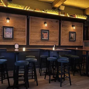 More seatings by entrance area