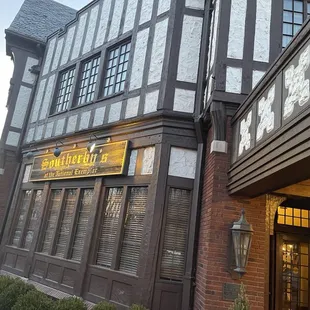 Entrance through Mariemont Inn.