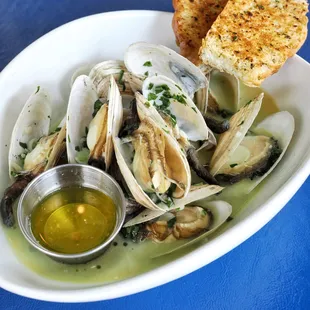 GLOUCESTER STEAMERS 
 One pound Gloucester Soft Shell Clams Served with Broth and Drawn Butter. A New England delicacy!