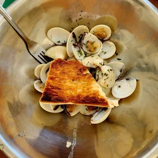 Sept 2022: Clams w/ garlic bread--- so tiny &amp; w/o flavor