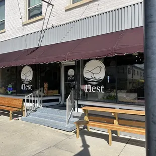 Minor outdoor seating