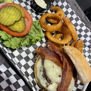 Bacon cheeseburger with onion rings