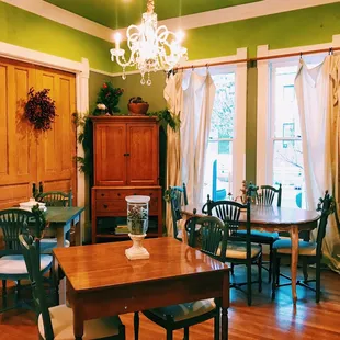 Really big dining room with plenty of seating for all the guests!