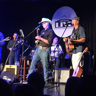 He does sound like WIllie!