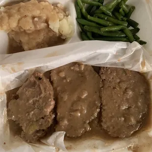 meatloaf with gravy and green beans