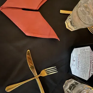 Corner table settings