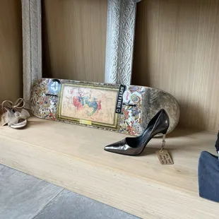 Vintage tings!  While I wait for my sandwich.