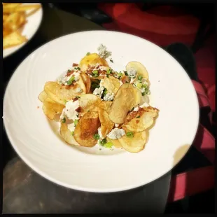 Loaded house chips (bacon, blue cheese, scallion, horseradish cream)