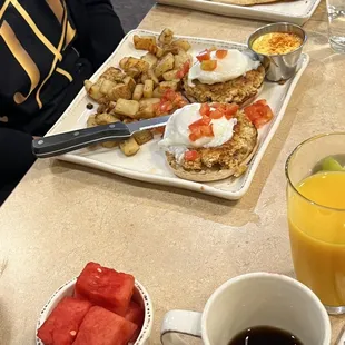 a plate of breakfast food