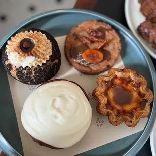dough desserts, food, donuts