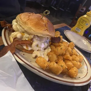 Mac Cheesy Burger