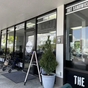 The Nosh Pit Patio Entry.