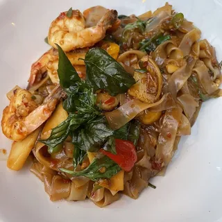 SHRIMP SPICY BASIL NOODLE