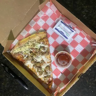 Super small slice and super thick..... not NY pizza...